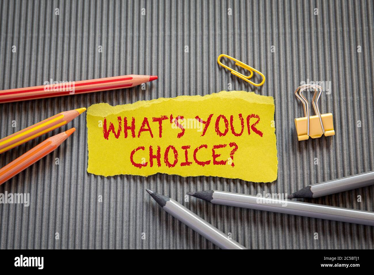 Was ist Ihre Wahl. Text auf gelbem Papier auf gewelltem Hintergrund Stockfoto
