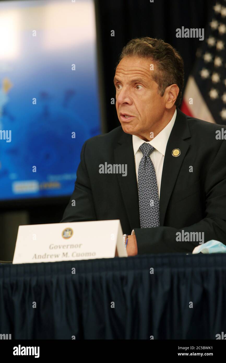 New York, NY, USA. Juli 2020. New Yorker Gouverneur Andrew Cuomo hält seine tägliche Pressekonferenz zum COVID-19 Update ab, wo er neue Beschränkungen bekannt gab und neue Staaten unter Quarantäne stellte, die am 1. Juli 2020 in New York City im Gouverneursbüro abgehalten wurden. Kredit: Mpi43/Media Punch/Alamy Live Nachrichten Stockfoto