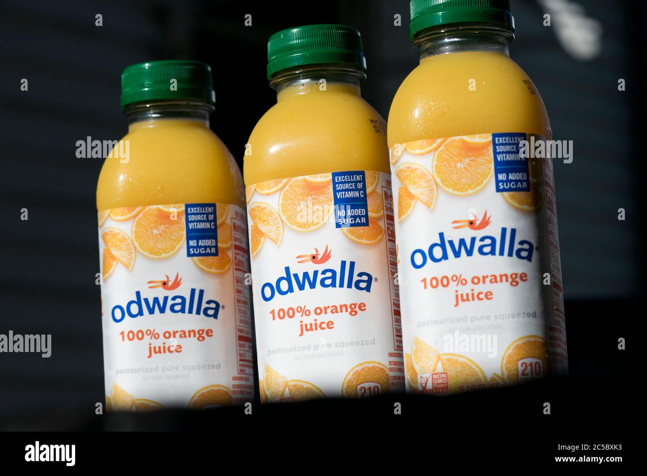 Flaschen mit Odwalla Saftprodukten für ein Foto arrangiert. Stockfoto