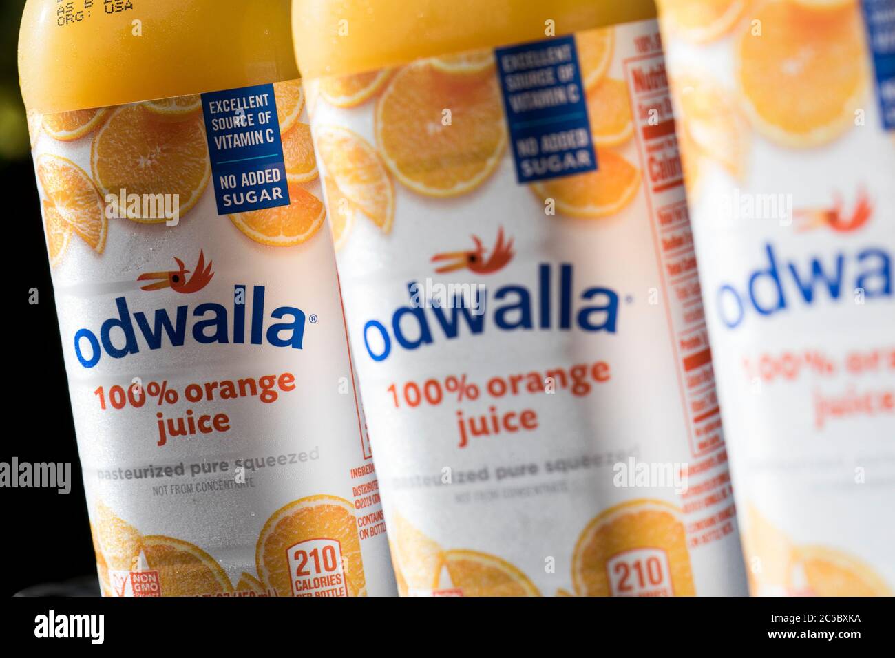 Flaschen mit Odwalla Saftprodukten für ein Foto arrangiert. Stockfoto