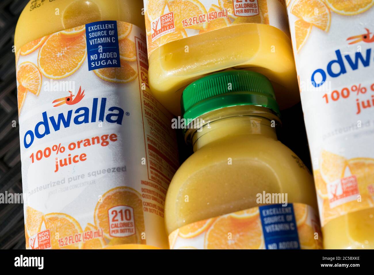 Flaschen mit Odwalla Saftprodukten für ein Foto arrangiert. Stockfoto
