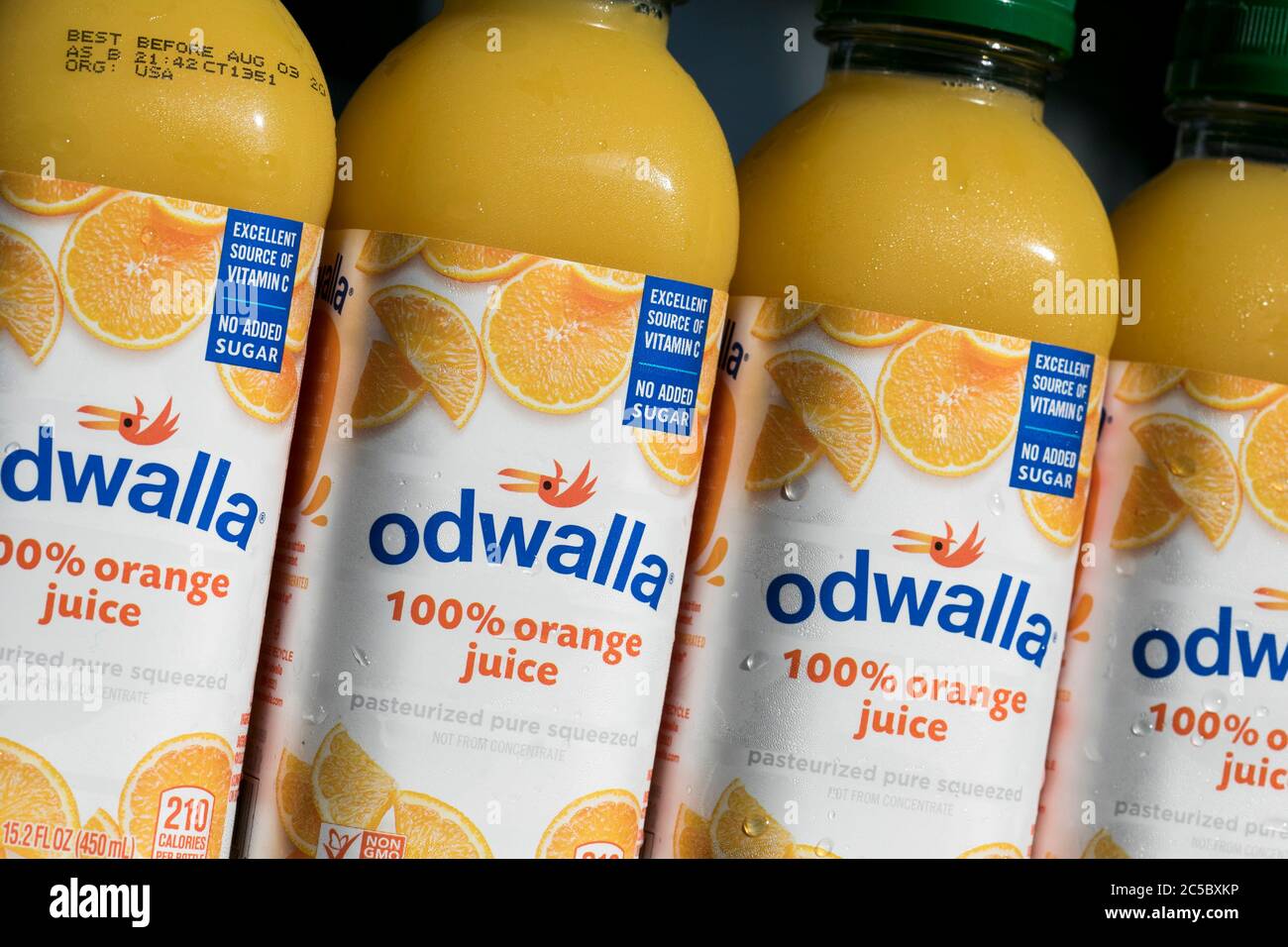 Flaschen mit Odwalla Saftprodukten für ein Foto arrangiert. Stockfoto