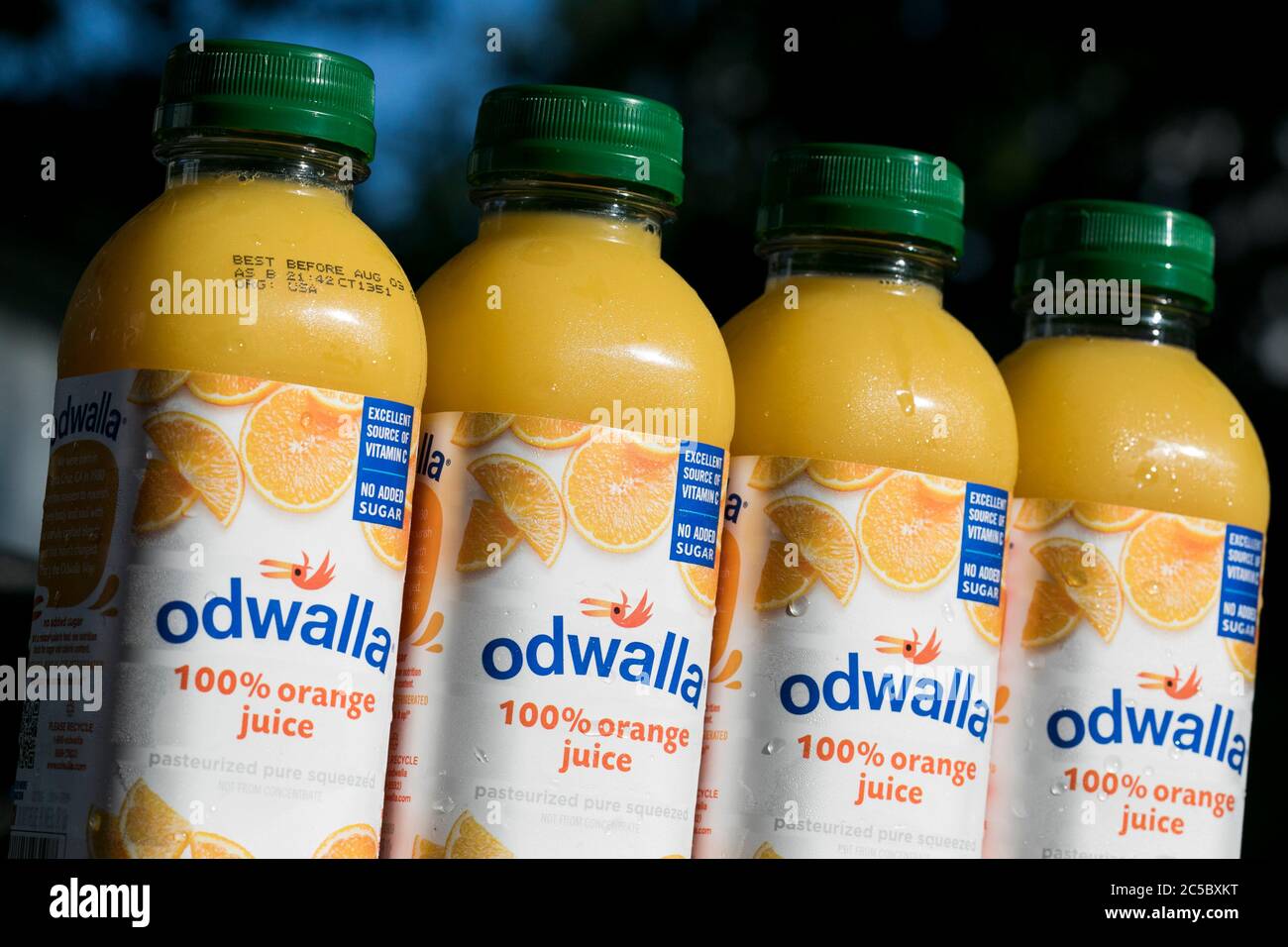 Flaschen mit Odwalla Saftprodukten für ein Foto arrangiert. Stockfoto