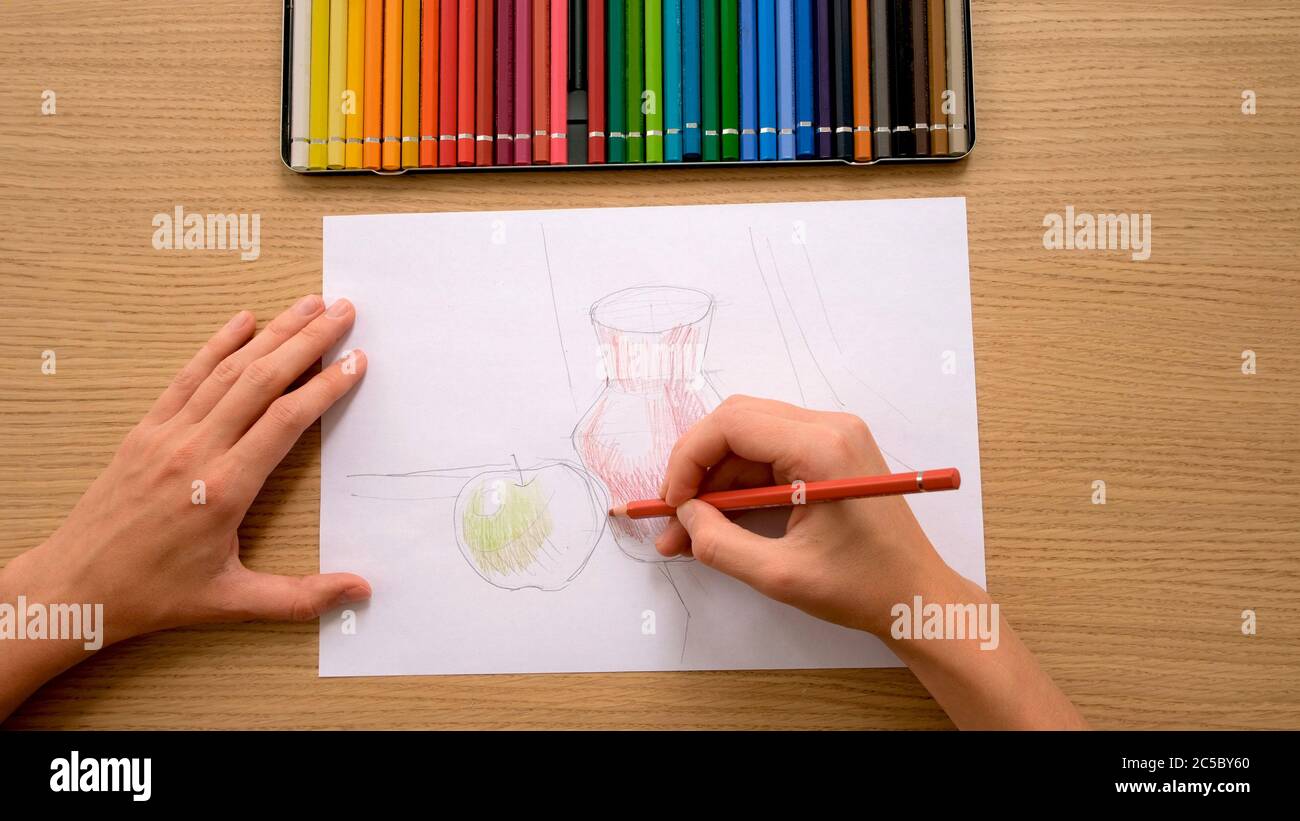 Schneiden Sie nicht erkennbare Künstler Zeichnung mit Bleistift auf Papier bei der Arbeit Stockfoto