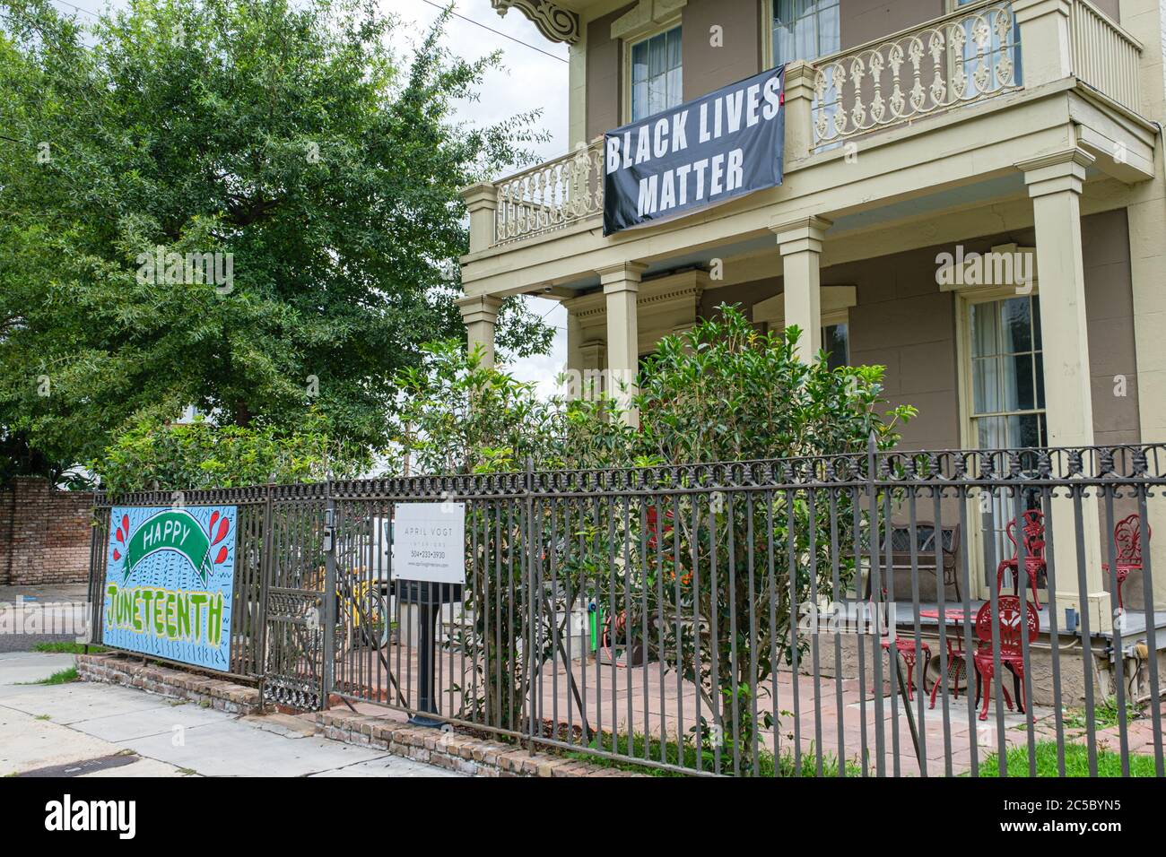 New Orleans, Louisiana/USA - 27. 6. 2020: Haus auf der Esplanade Avenue mit Black Lives Matter und Happy Juneteenth Zeichen Stockfoto