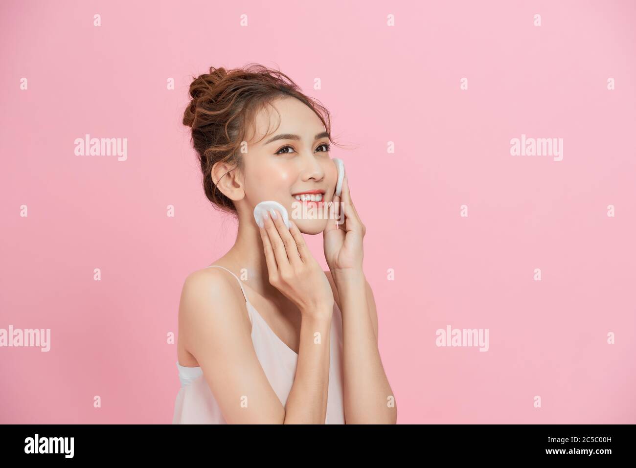 Schöne asiatische Mädchen mit perfekten Haut entfernt Make-up mit Wattepad, Gesichtsreinigung Konzept. Stockfoto