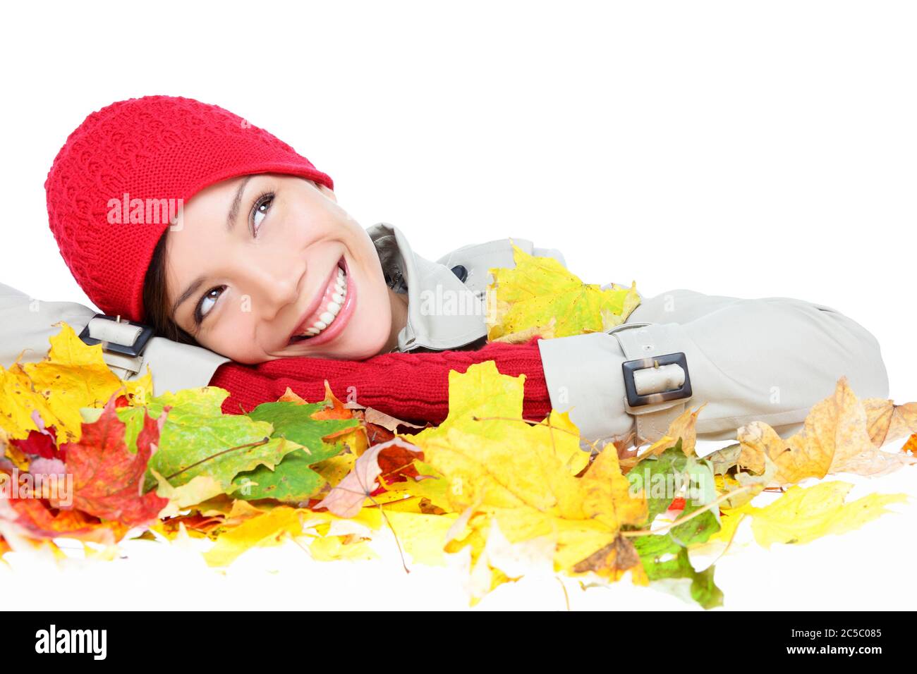 Herbst Frau glücklich mit bunten Herbstblätter isoliert auf weißem Hintergrund im Studio. Thinking Mädchen Porträt close up ruhende Gesicht auf Blätter suchen nach oben. Gemischte Rasse Asian kaukasischen weiblichen Modell Stockfoto