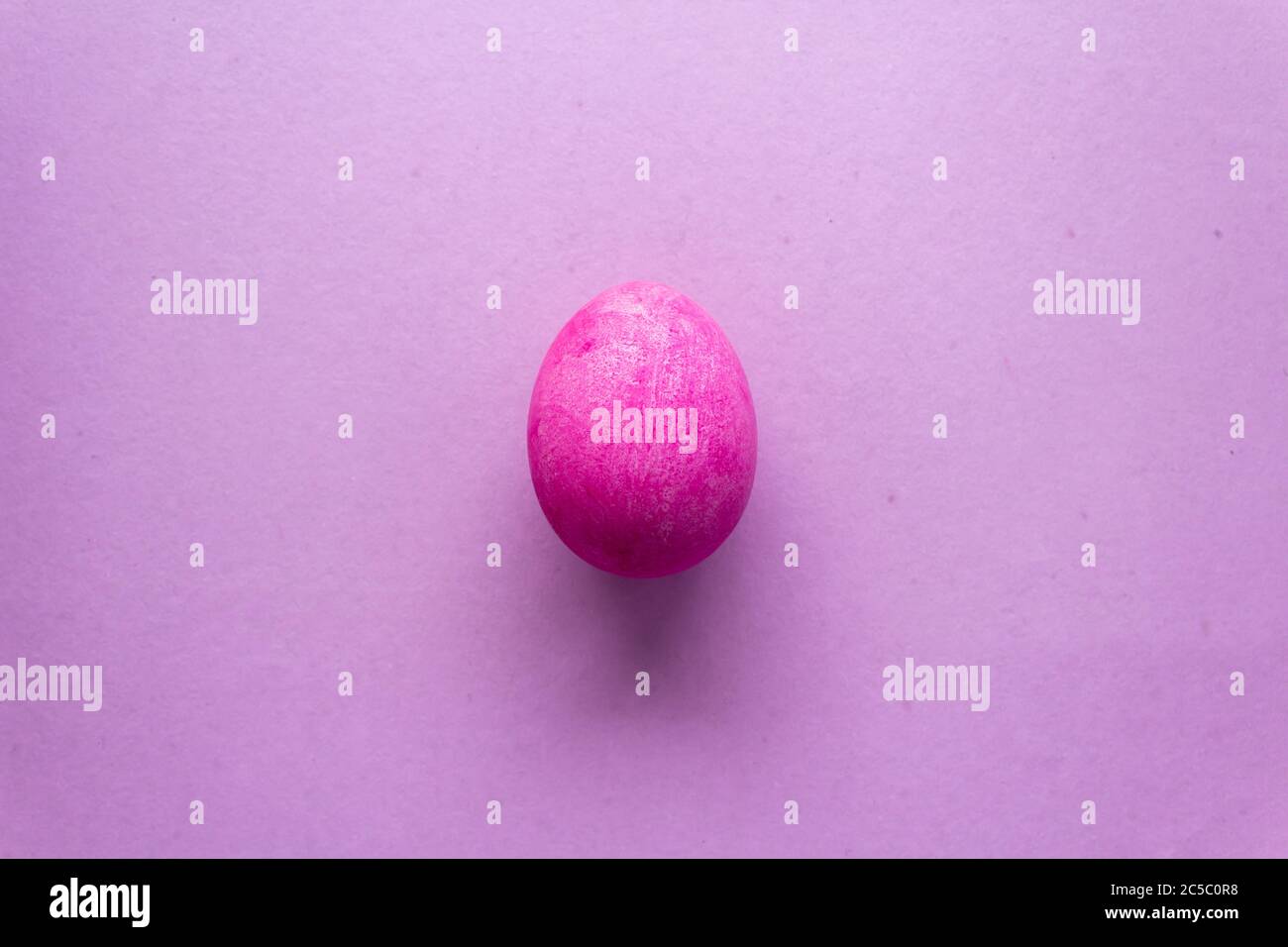 Frohe Ostern mit rosa Ei auf einem rosa Hintergrund Stockfoto