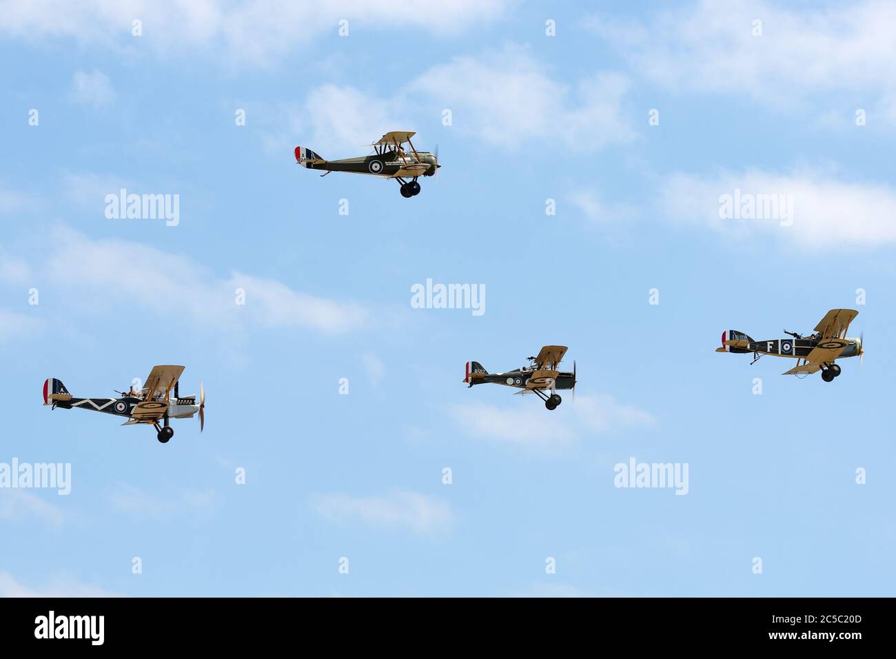 Bildung von vier Flugzeugen des Ersten Weltkriegs, bestehend aus einer Bristol F.2B, SE5a, Airco DH.5 und einer Royal Aircraft Factory R.E.8. Stockfoto