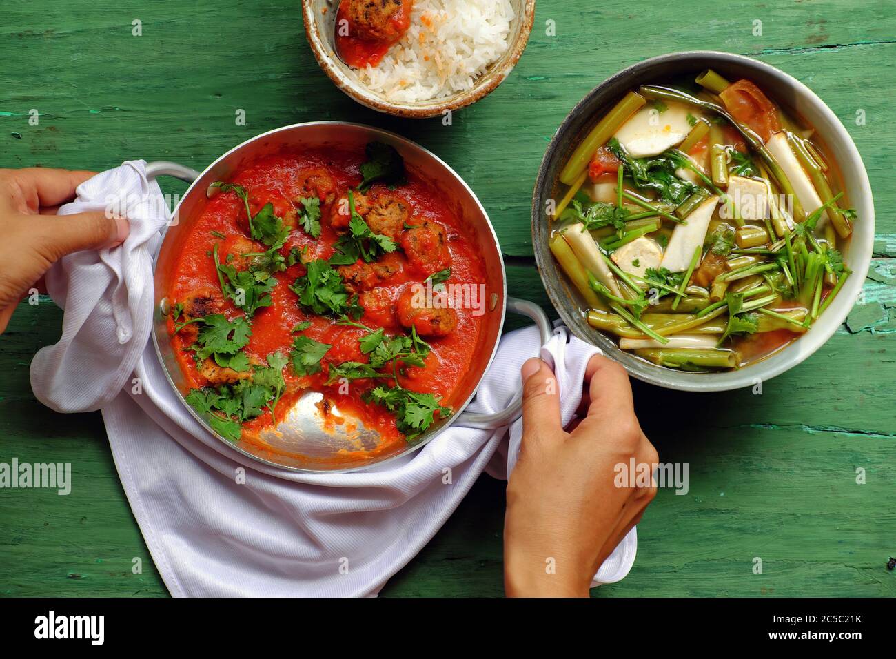 Draufsicht Vietnamesisches Mittagessen, vegetarisches selbstgebackenes Essen, Tofu-Ball-Koch mit Tomatensauce, Gemüsesuppe mit Bambushoot, Reisschüssel Stockfoto