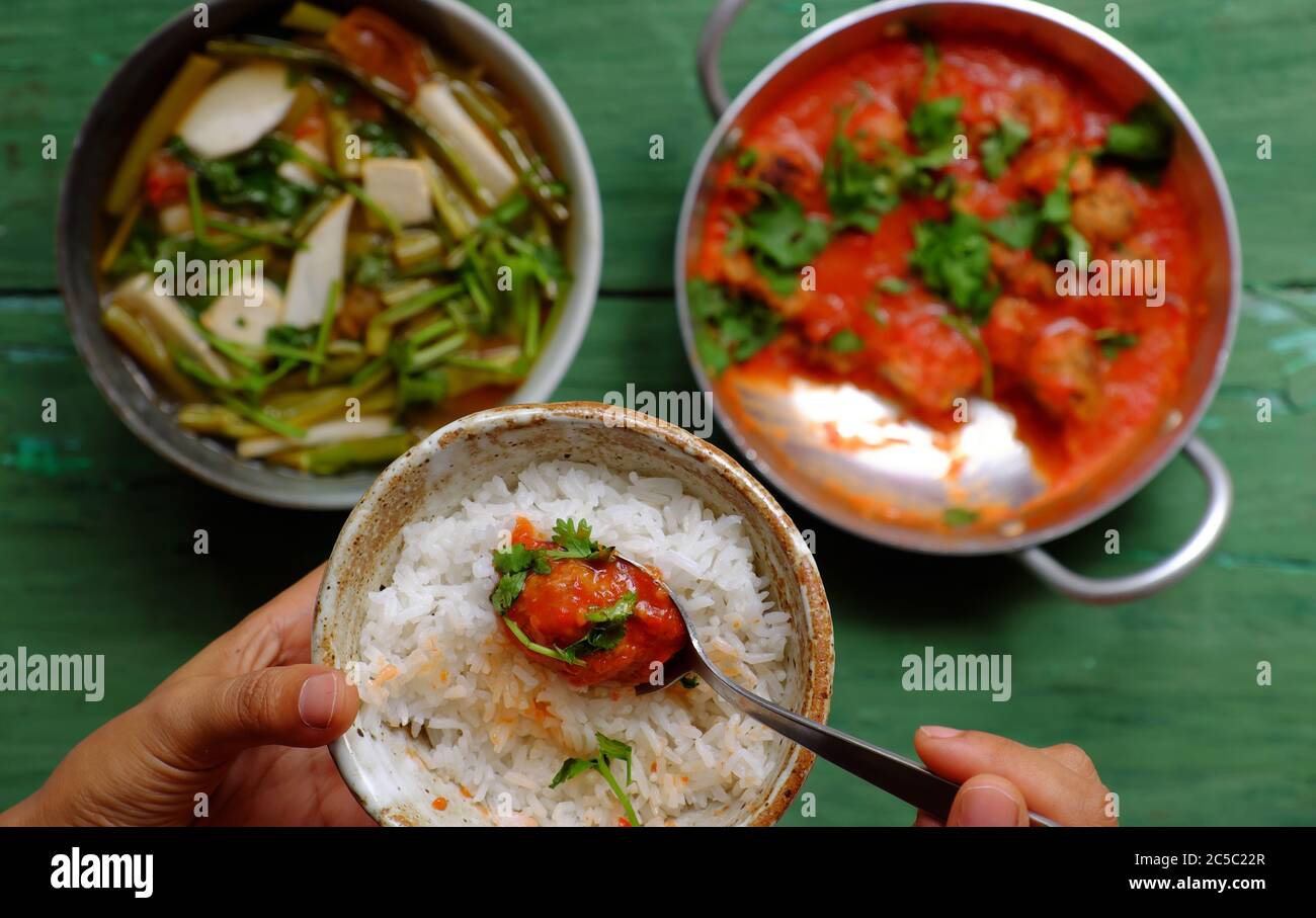 Draufsicht Vietnamesisches Mittagessen, vegetarisches selbstgebackenes Essen, Tofu-Ball-Koch mit Tomatensauce, Gemüsesuppe mit Bambushoot, Reisschüssel Stockfoto