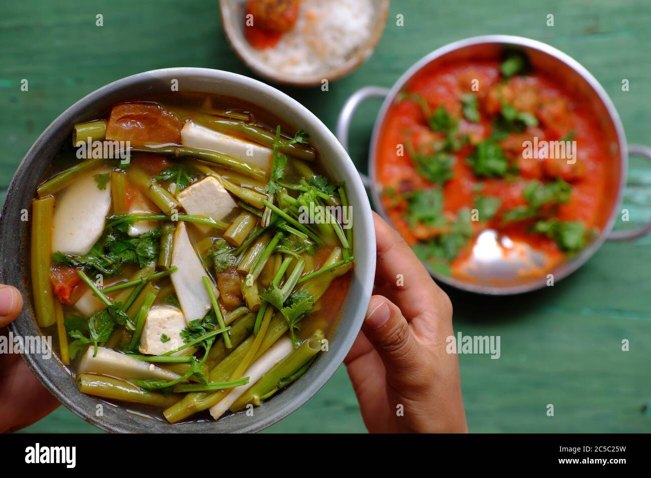 Draufsicht Vietnamesisches Mittagessen, vegetarisches selbstgebackenes Essen, Tofu-Ball-Koch mit Tomatensauce, Gemüsesuppe mit Bambushoot, Reisschüssel Stockfoto
