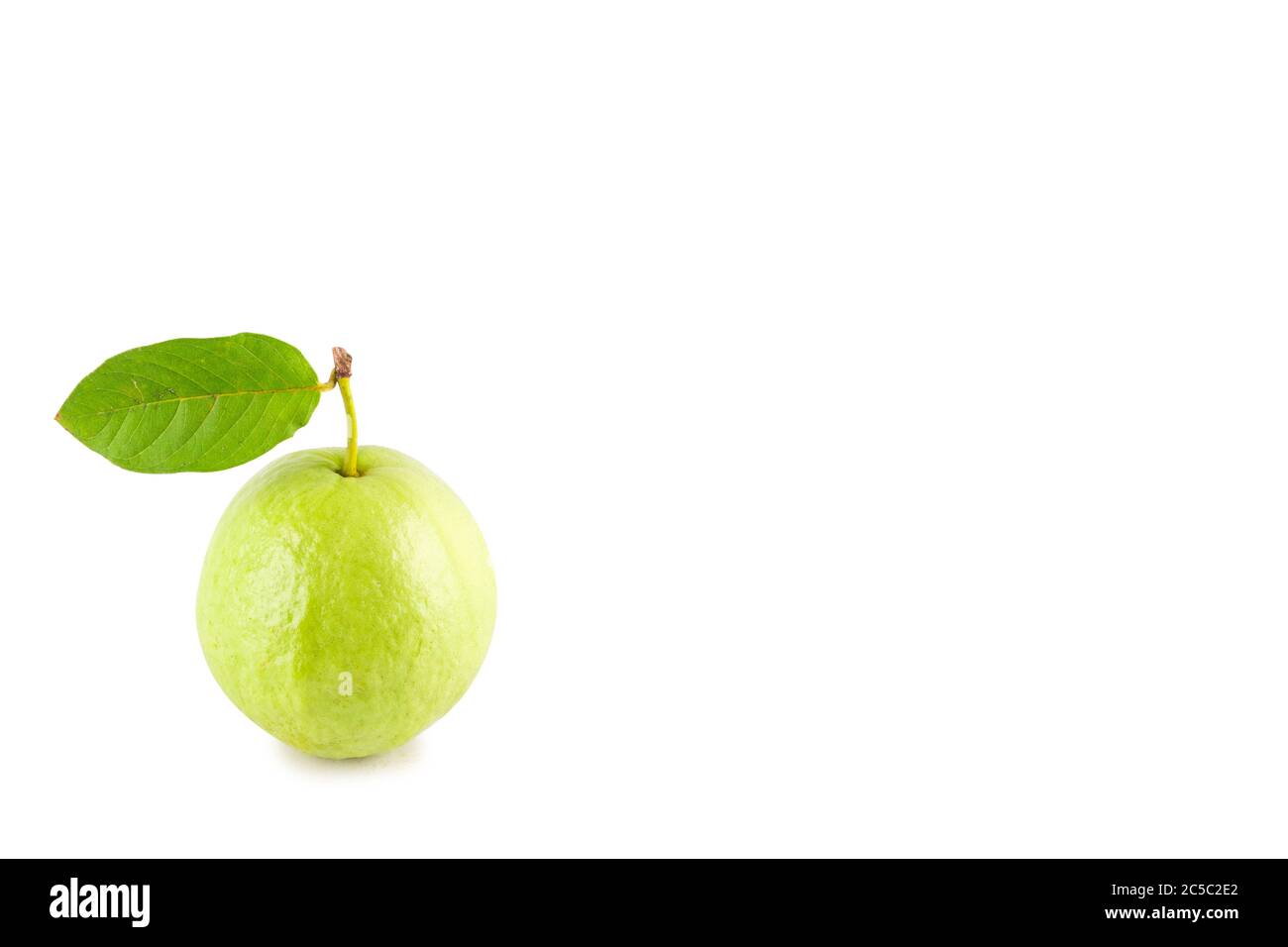 psidium guajava und Guava Blatt auf weißem Hintergrund Obst Landwirtschaft Lebensmittel isoliert Stockfoto