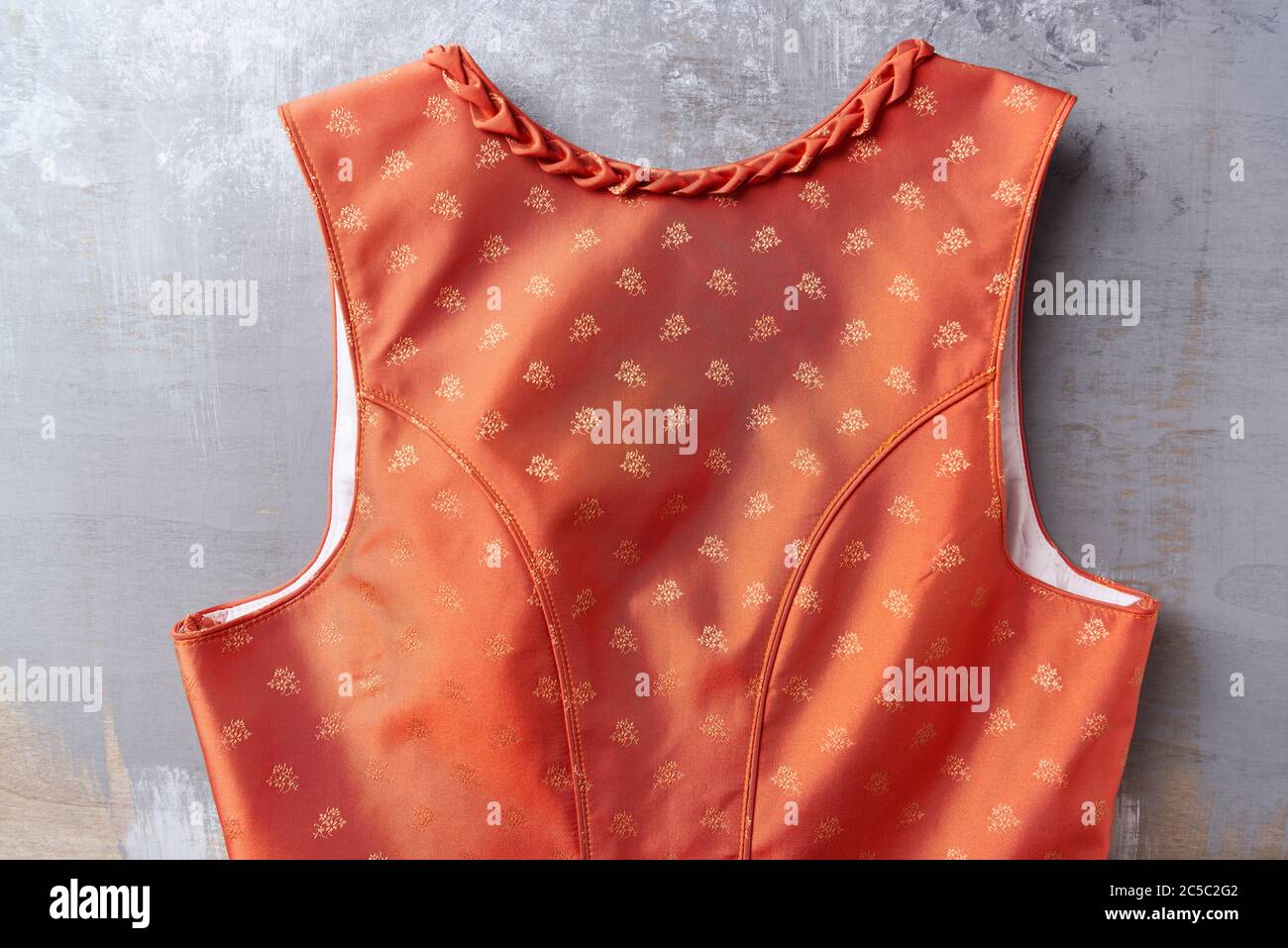 Nahaufnahme von eleganten Kleid. Rustikaler Holzhintergrund. Vorderansicht. Speicherplatz kopieren. Stockfoto