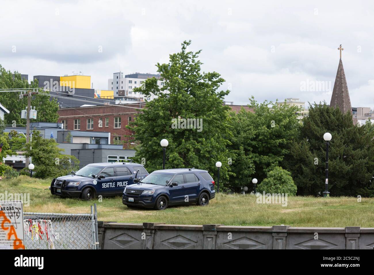 Washington DC, USA. Juli 2020. Die Polizeiautos von Seattle werden im Cal Anderson Park in der Zone 'Capitol Hill Occupied Protest' geparkt, nachdem sie am Mittwoch, den 1. Juli 2020, in Seattle Demonstranten geräumt hatten. Die Zone, ein Besatzungsprotest und selbst erklärte autonome Zone, wurde am 8. Juni 2020 gegründet, als die Seattle Polizeiabteilung das East Precinct nach Tagen der Proteste im Gefolge des Todes von George Floyd während in Minneapolis Polizeigewahrsam schloss. Quelle: Paul Christian Gordon/Alamy Live News Stockfoto