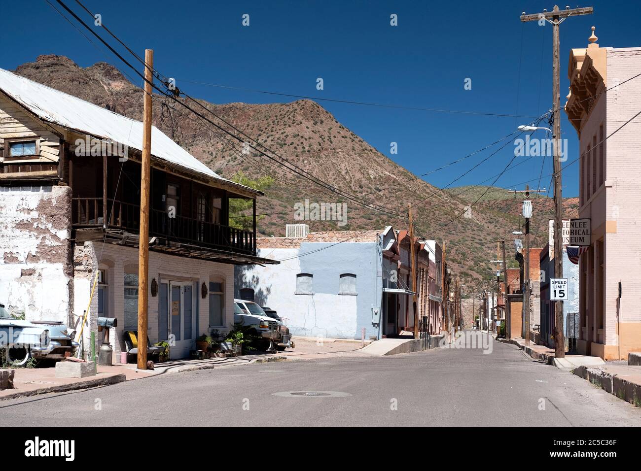 Blick auf das alte Clifton, Arizona, entlang der historischen Chase Creek Street, wo sich die ursprüngliche Kupferminenstadt befindet Stockfoto