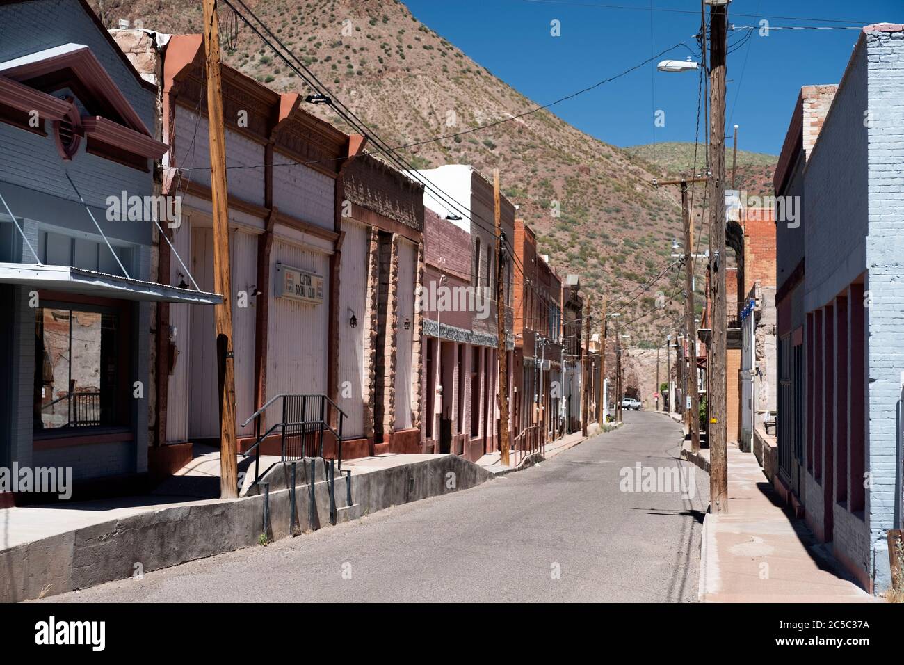 Blick auf das alte Clifton, Arizona, entlang der historischen Chase Creek Street, wo sich die ursprüngliche Kupferminenstadt befindet Stockfoto