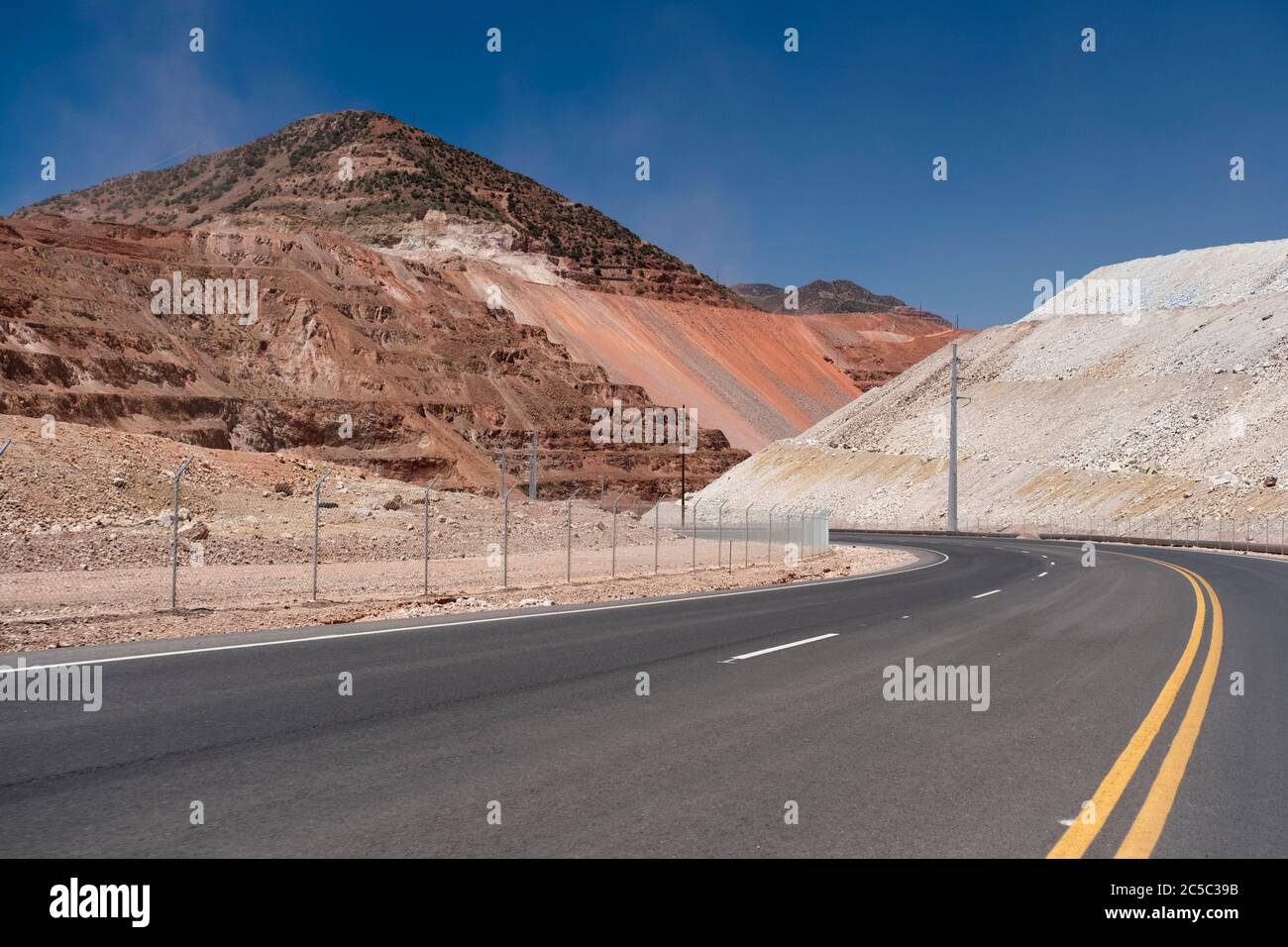 Arizona Highway 191, der durch die massive Morenci Tagebaumine führt Stockfoto