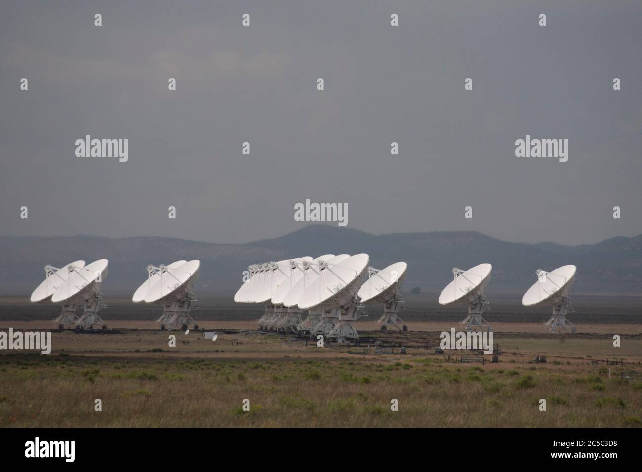 Gruppe von Radioteleskopschalen an einem trüben Nachmittag im Very Large Array (VLA) Stockfoto