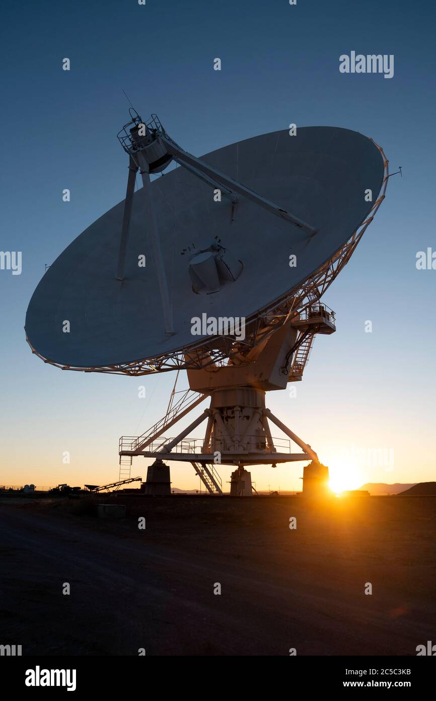 Sunburst durch die Basis eines Radioteleskops am VLA (Very Large Array) in New Mexico Stockfoto