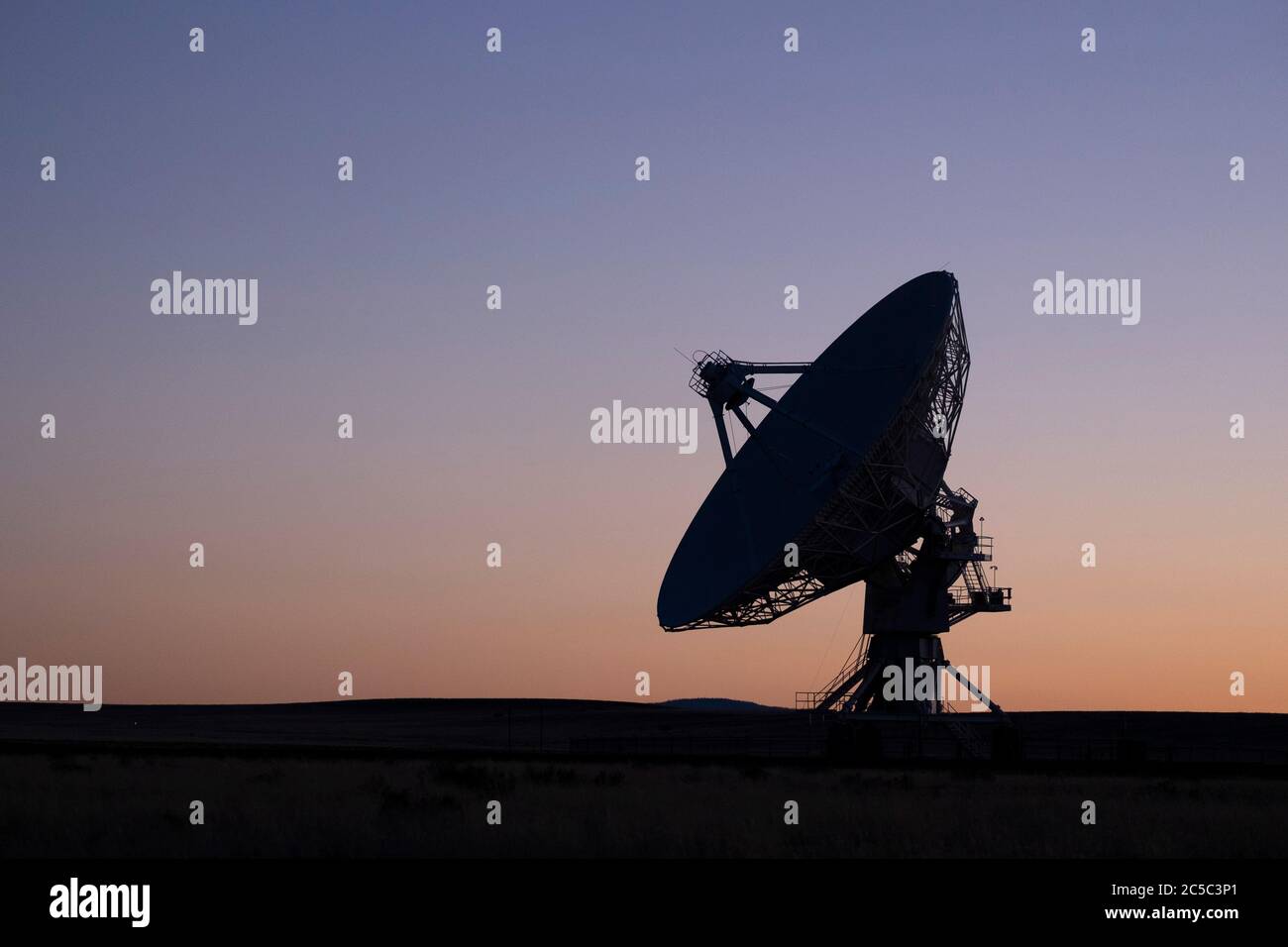 Silhouette bei Sonnenuntergang eines einzelnen Radioteleskops am Very Large Array (VLA) in New Mexico Stockfoto