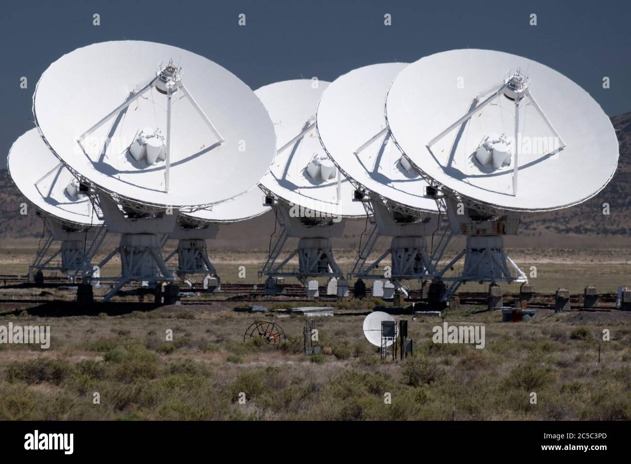 Gruppe von Radioteleskopschalen in der nahen Konfiguration am Very Large Array (VLA) Stockfoto