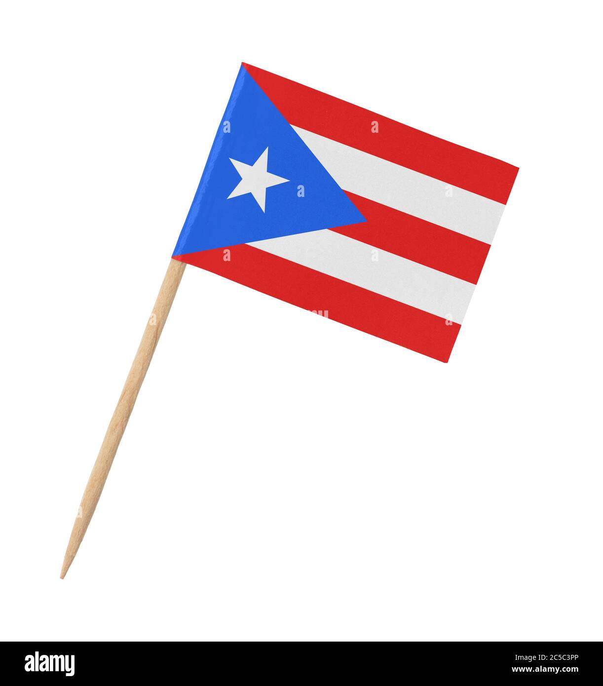 Kleine Papierfahne von Puerto Rico auf Holzstab, isoliert auf weiß Stockfoto