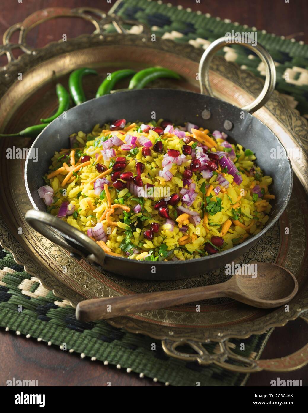 Poha. Abgeflachte Reisflocken. Indisches Frühstücksgericht. Indische Küche Stockfoto