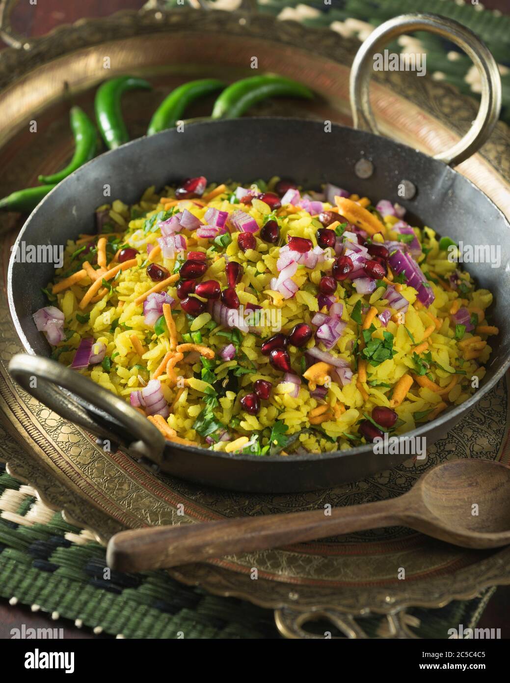 Poha. Abgeflachte Reisflocken. Indisches Frühstücksgericht. Indische Küche Stockfoto