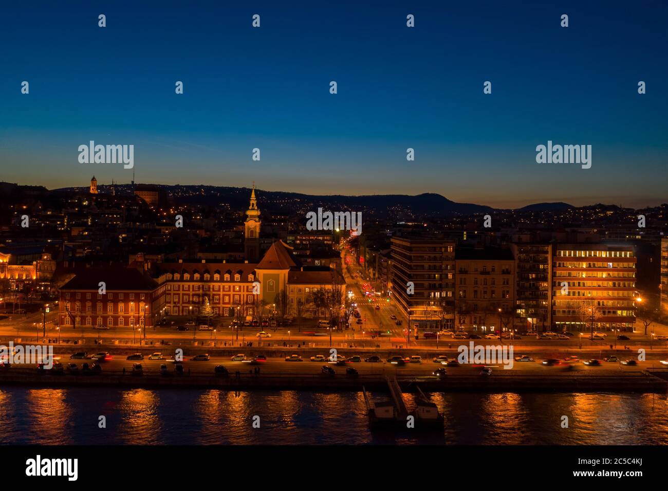 Luftdrohne Aufnahme der St. Francis Pfarrkirche an der Donau in Budapest Dämmerung Stockfoto