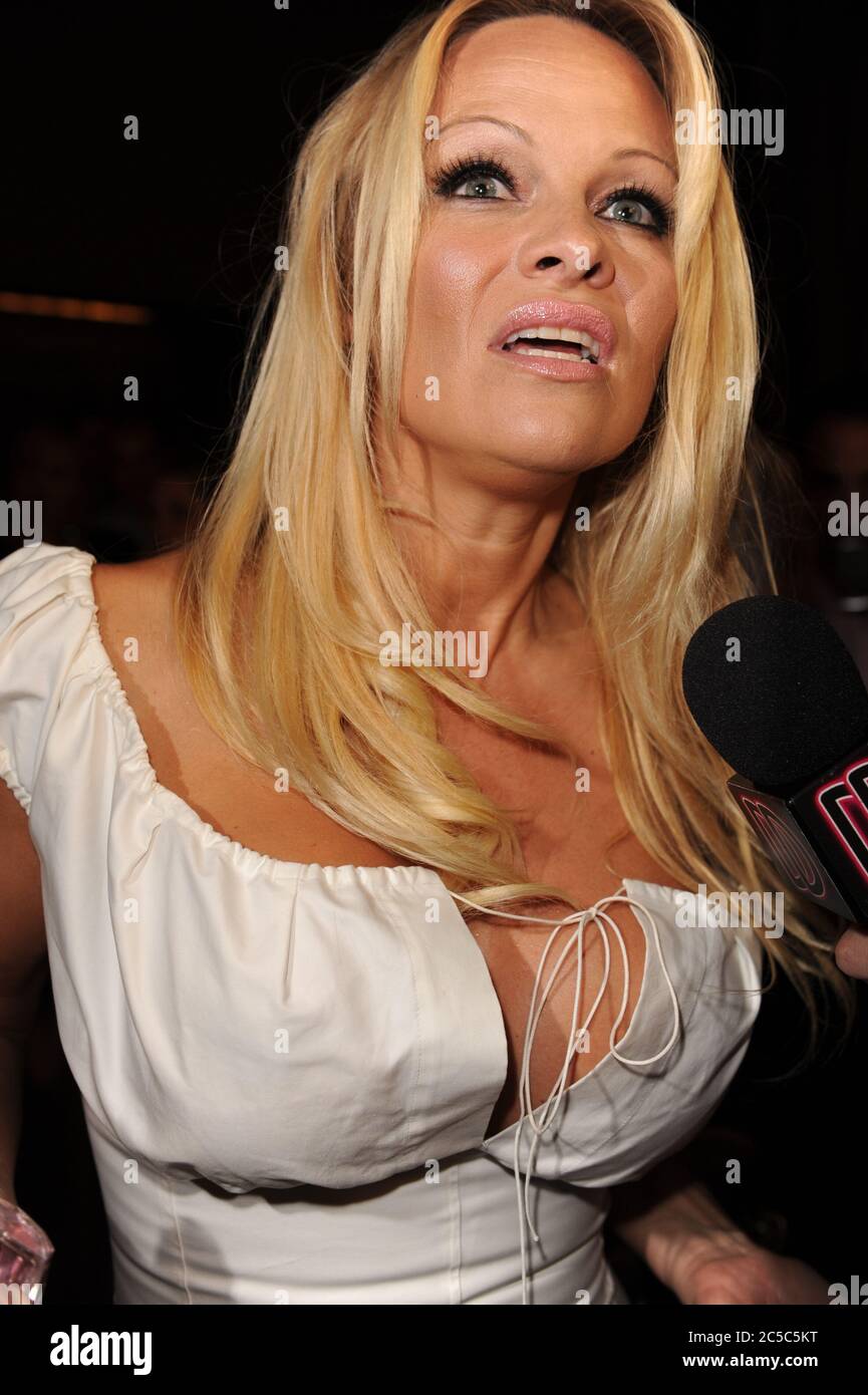 FORT LAUDERDALE, FL - NOVEMBER 05: Pamela Anderson stellt ihre neue Parfümlinie 'Malibu' im W Hotel vor. Am 5. November 2009 in Fort Lauderdale, Florida. Personen: Pamela Anderson Kredit: Storms Media Group/Alamy Live News Stockfoto