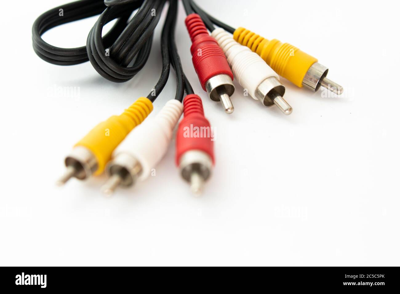 rca-Audiokabel auf weißem Hintergrund Stockfoto