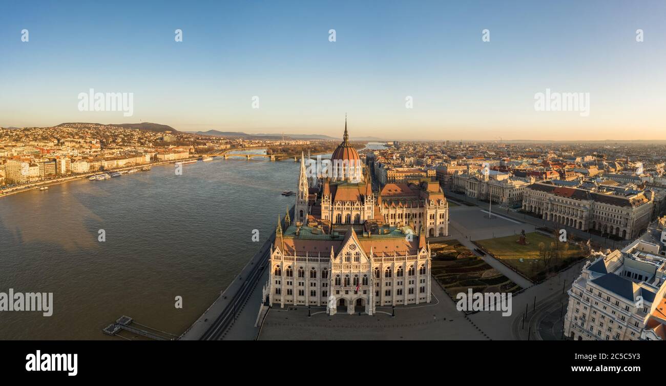 Panorama-Drohne Aufnahme der Südseite Fassade des ungarischen Parlaments während Budapest Sonnenaufgang Stockfoto