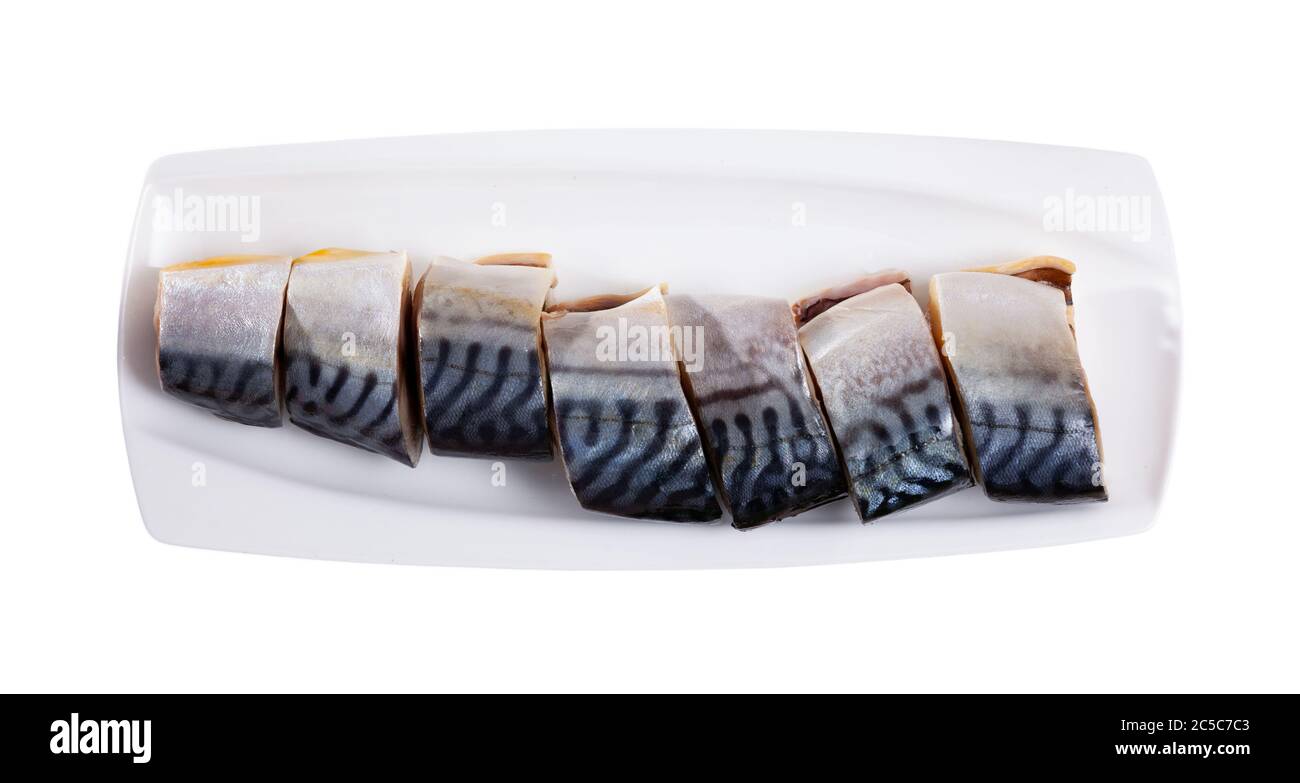 Stücke von schmackhaftem mildem scomber mit frischer Petersilie und knusprigem Baguette auf dem Teller. Fisch-Vorspeise. Isoliert auf weißem Hintergrund Stockfoto