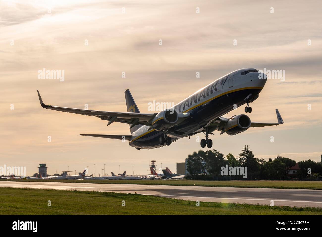 London Southend Airport, Essex, Großbritannien. Juli 2020. Ryanair Flug FR2716 nach Bilbao (Abflugzeit 06:30 Uhr) hat vom Regionalflughafen in Southend on Sea abgeflogen, da die Fluggesellschaft nach der COVID-19-Erdung im März ihre Flüge wieder aufnimmt. Passagiere, die in die Boeing 737 einstiegen, mussten beim Betreten des Flughafenterminals strenge Richtlinien einhalten, die das Tragen von Gesichtsbezügen einschließt. Viele easyJet- und BA-Flugzeuge werden in Southend gelagert, wobei easyJet die Verschrottung ihres Drehkreuzes in Southend ankündigt Stockfoto