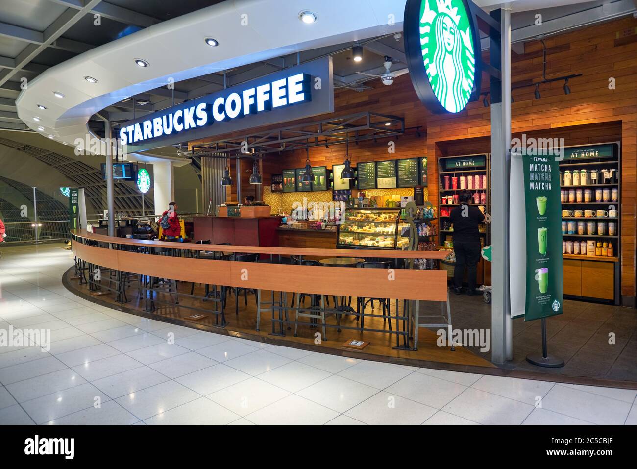 BANGKOK, THAILAND - CIRCA JANUAR 2020: Starbucks Coffee am Flughafen Suvarnabhumi. Stockfoto