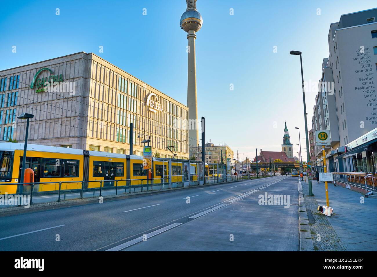 BERLIN, DEUTSCHLAND - CIRCA SEPTEMBER 2019: Bombardier Flexity Berlin im Tageslicht. Es ist ein Straßenbahntyp für das Berliner Straßenbahnnetz gebaut. Stockfoto