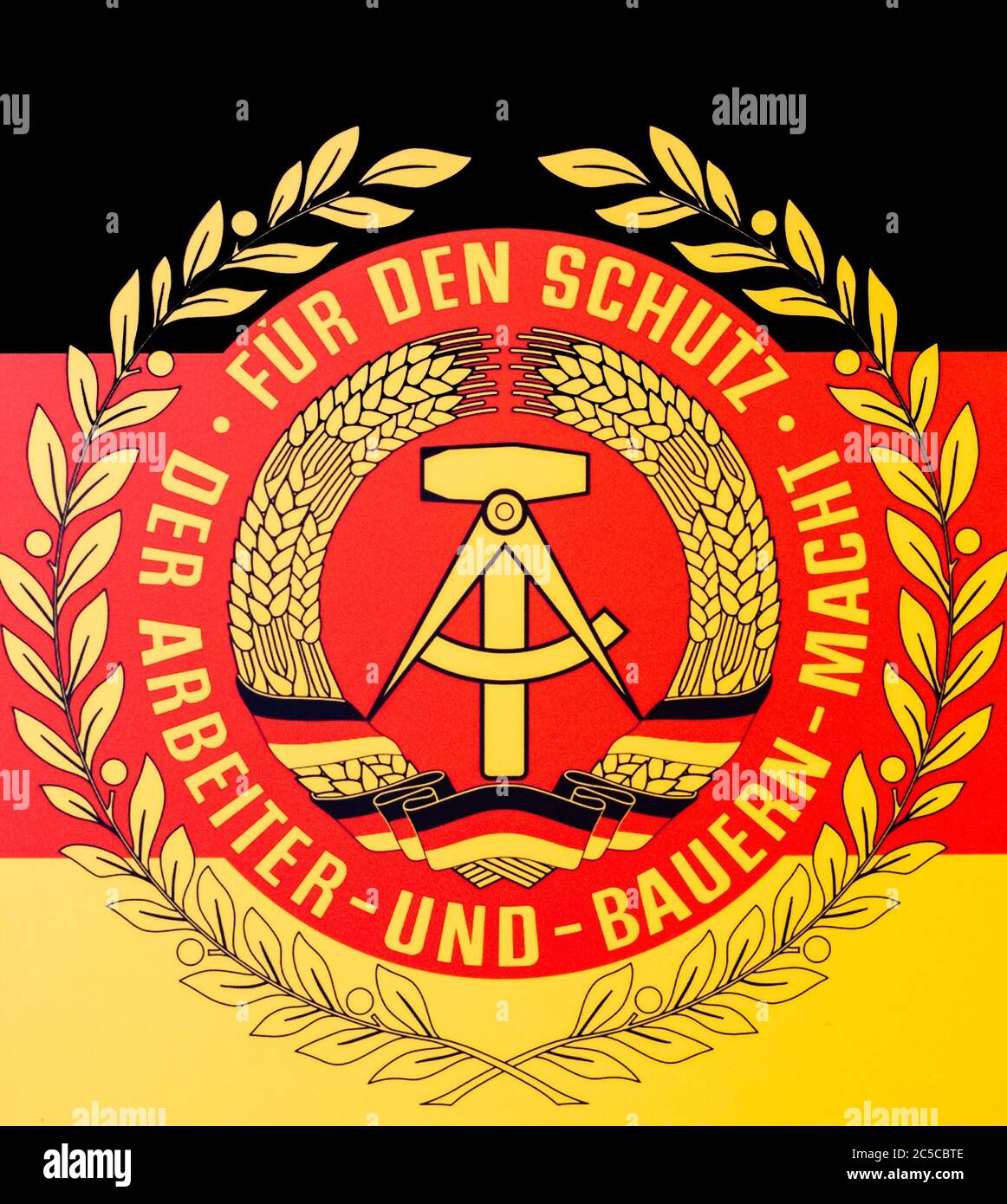 Wappen der Nationalen Volksarmee NVA mit dem Staatswappen der DDR. Stockfoto