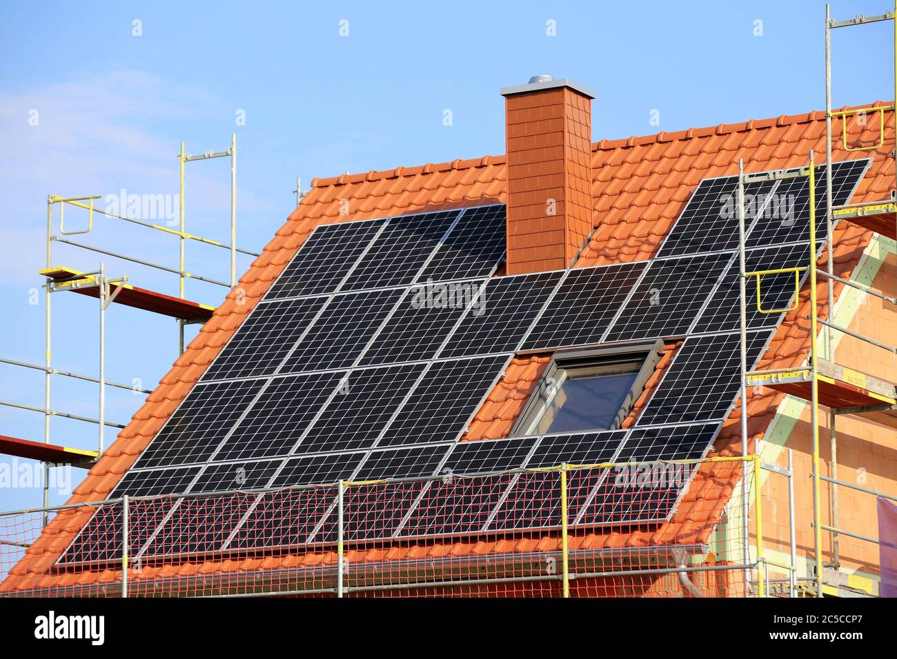 Montage einer Photovoltaikanlage Stockfoto
