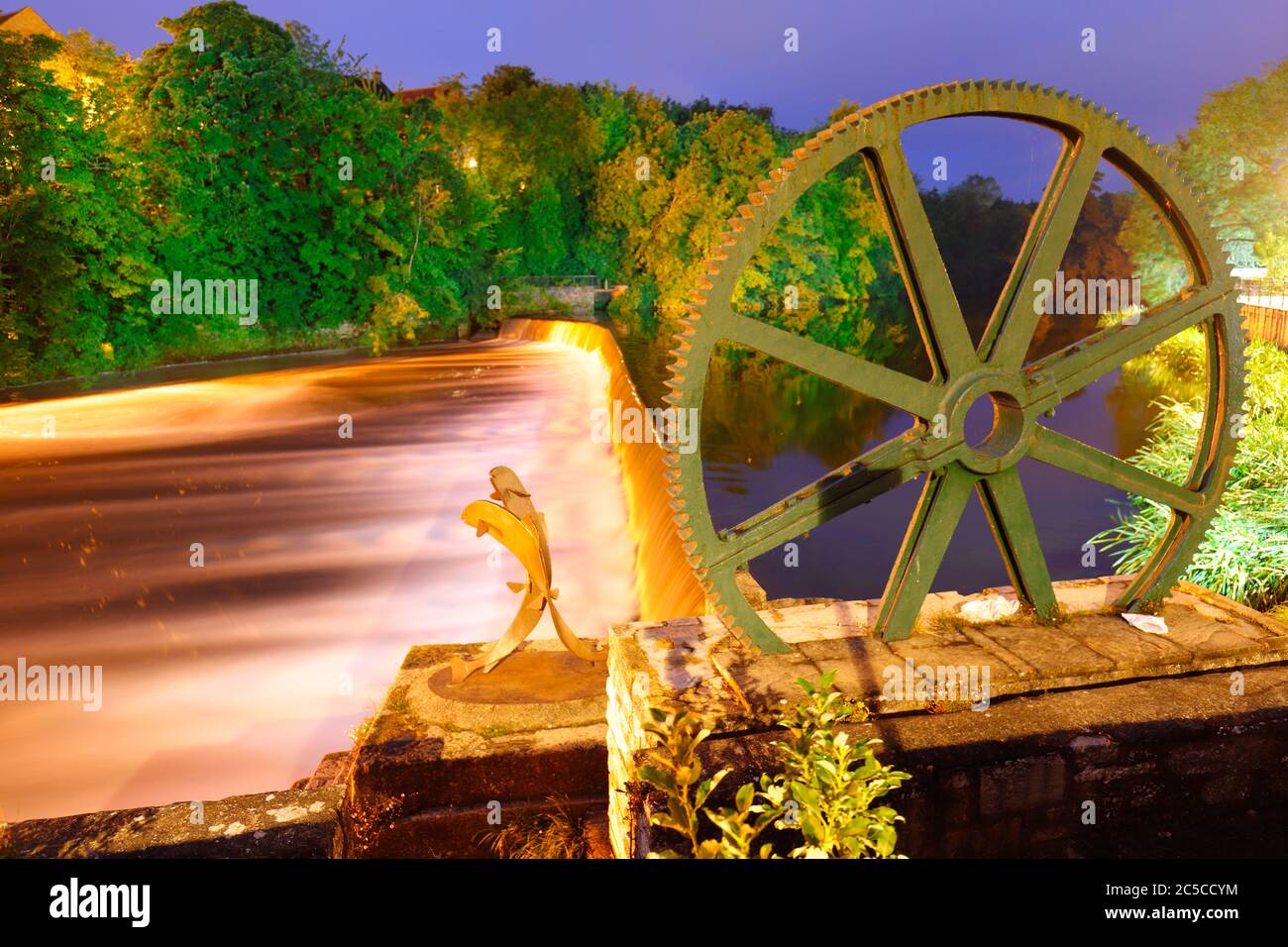 Ein erhaltenes Zahnrad & Wehr auf dem Fluss Wharfe in Wetherby, West Yorkshire, UK Stockfoto