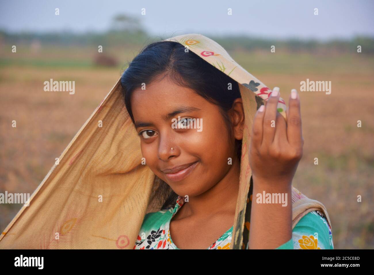 Ein indisches Teenager Mädchen aus Westbengalen auf den Feldern. Stockfoto