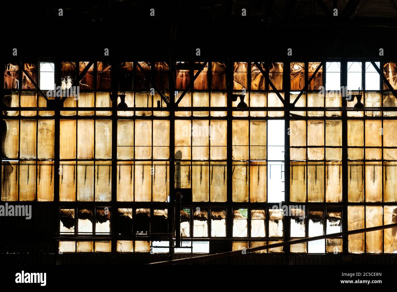 Industrielle Hintergrund, Fenster in Stahlfabrik Stockfoto