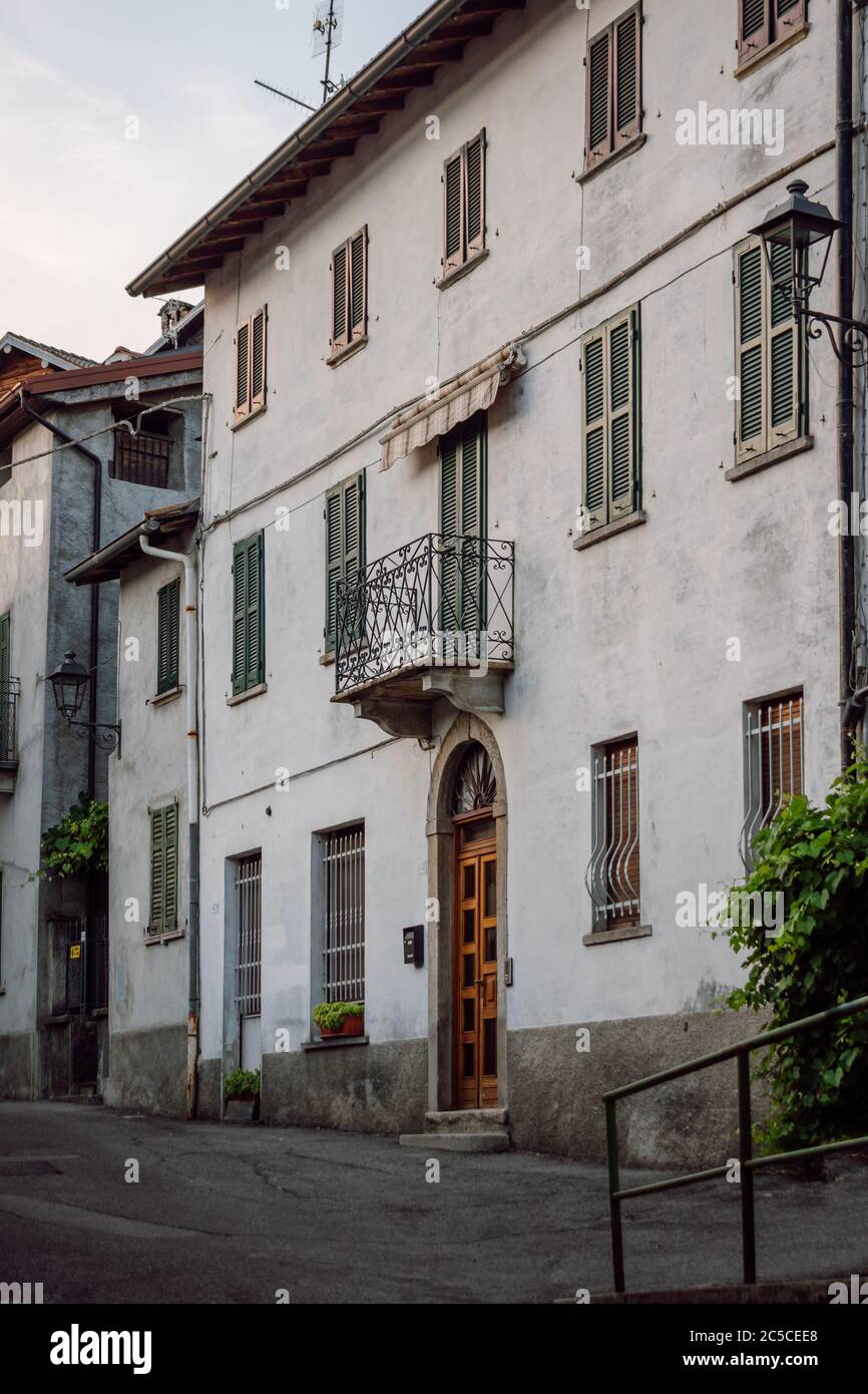 Authentisches altes italienisches Haus in dem kleinen mittelalterlichen Dorf Montronio in der Lombardei, Italien. Stockfoto