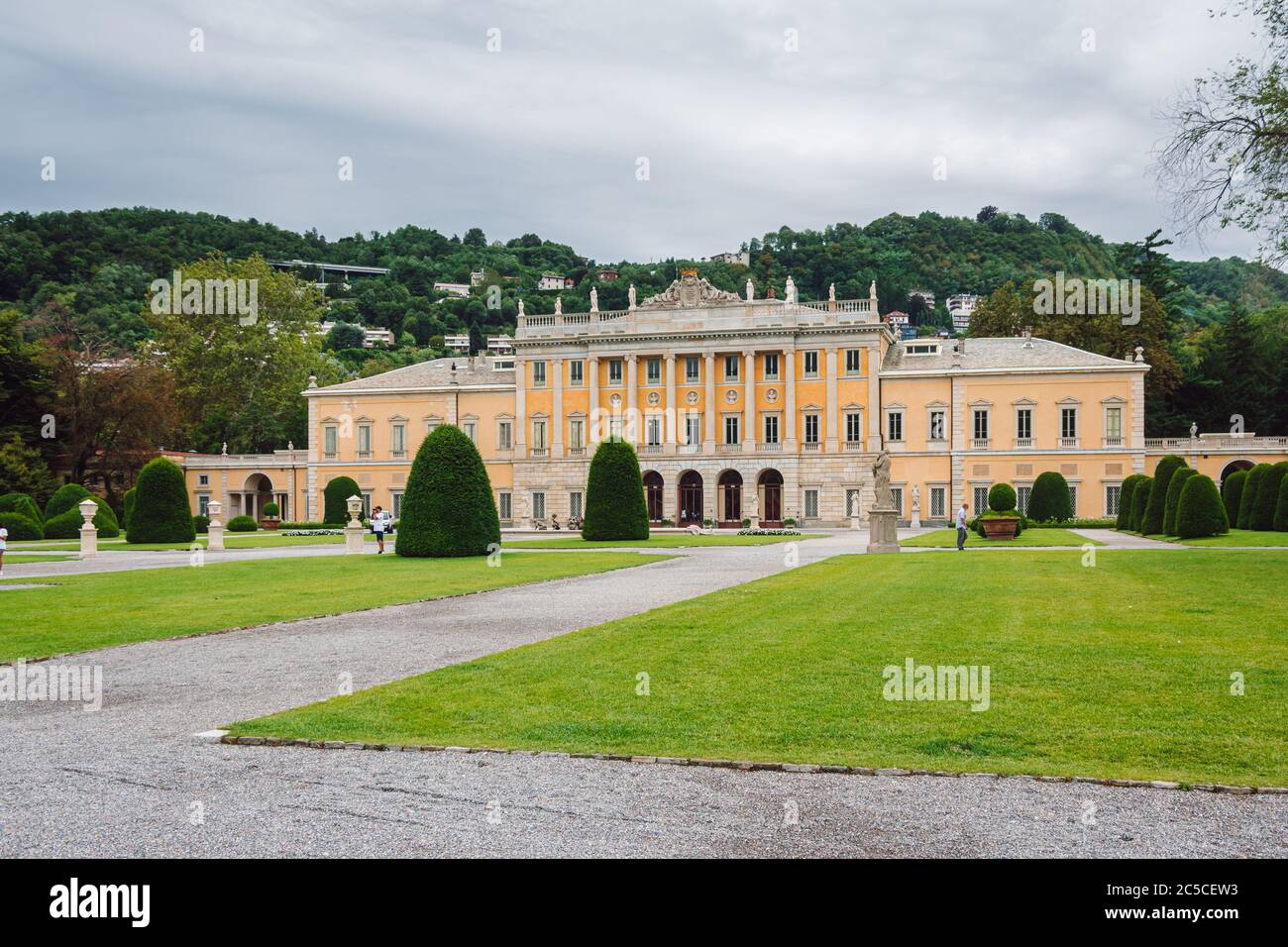 Villa Olmo ist ein großartiges Beispiel für neoklassische Architektur. Villa Olmo ist definitiv die majestätischste Villa am Comer See, Lombardei, Italien. Stockfoto