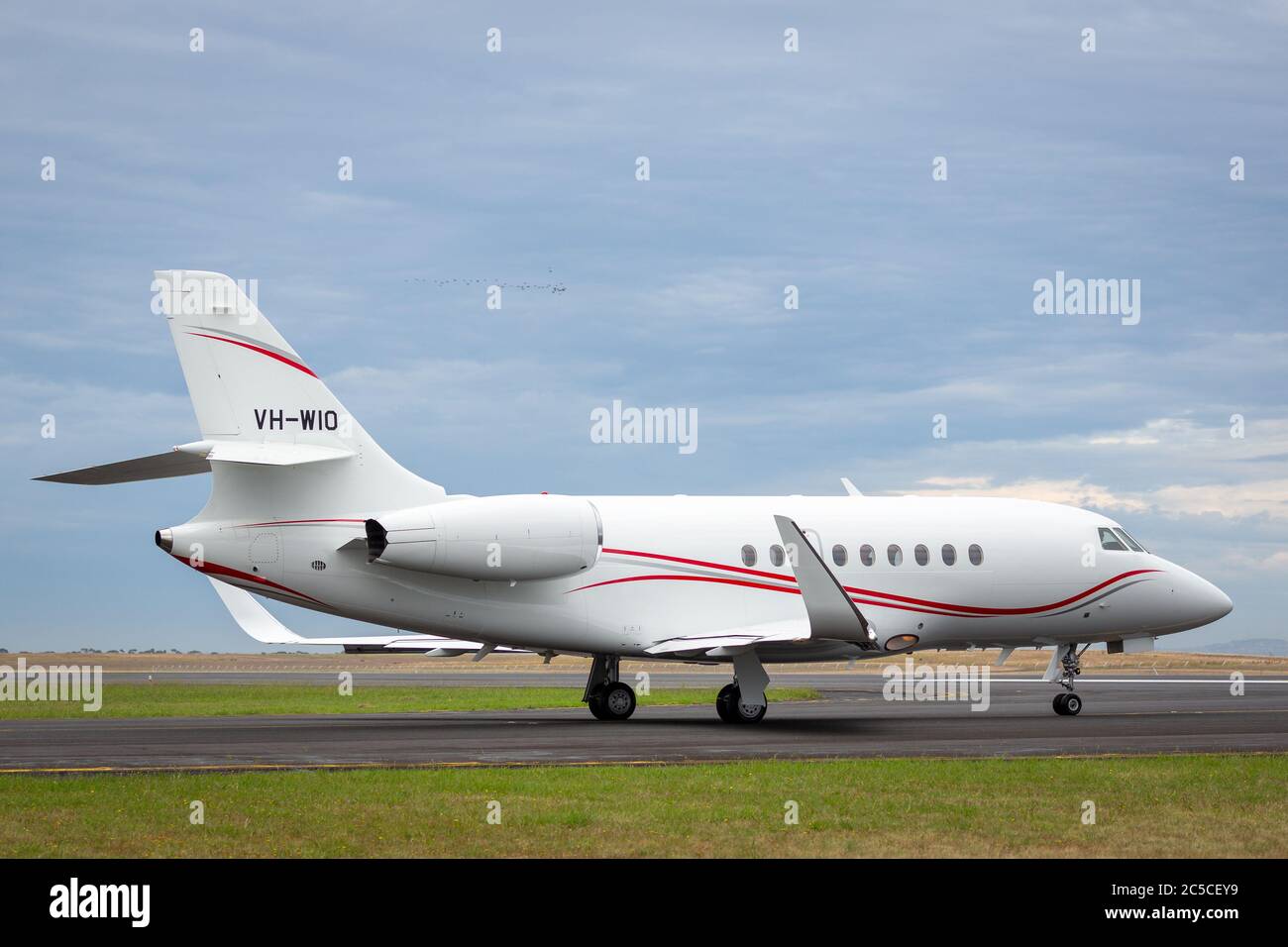 Dassault Falcon 2000EX Business Jet VH-WIO rollt am Flughafen Avalon. Stockfoto