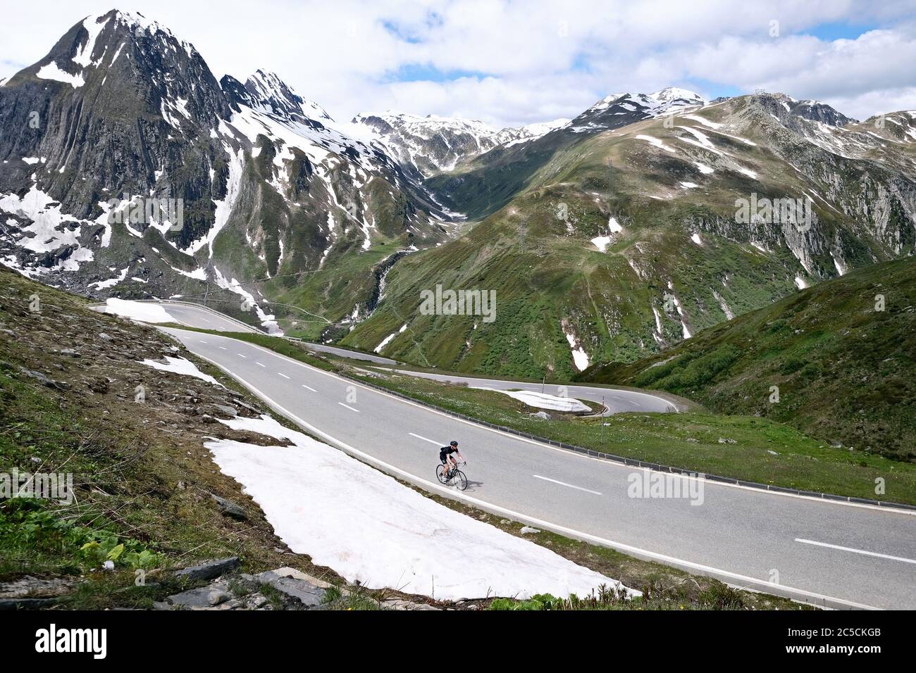 Rennradfahrer auf dem Nufenenpass in den Schweizer Alpen, der die Kantone Wallis und Tessin, Schweiz, verbindet. Stockfoto