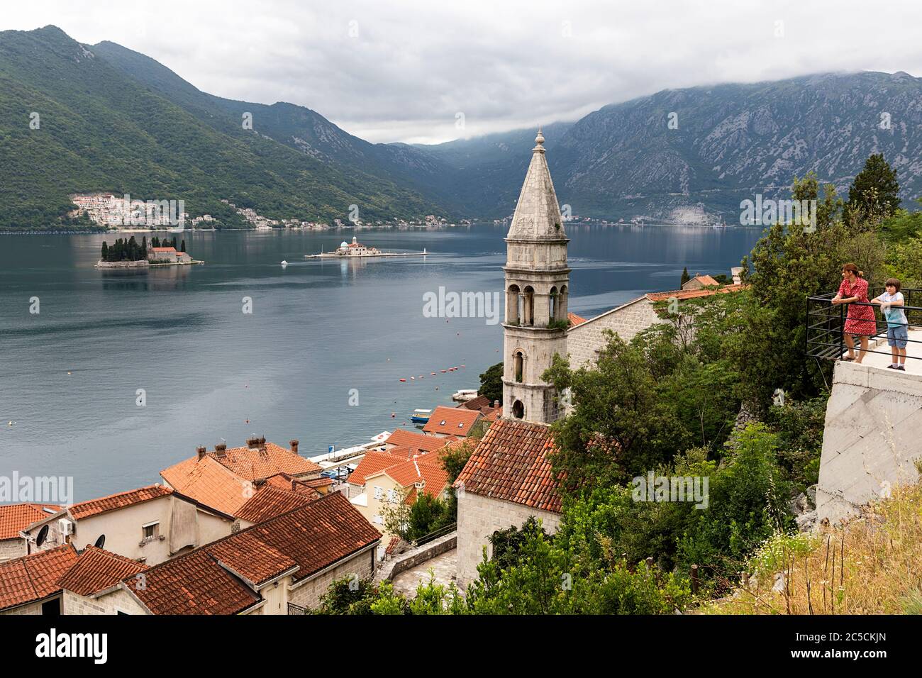 Panoramasicht auf die historische Stadt Perast an der berühmten Bucht von Kotor, Montenegro Stockfoto