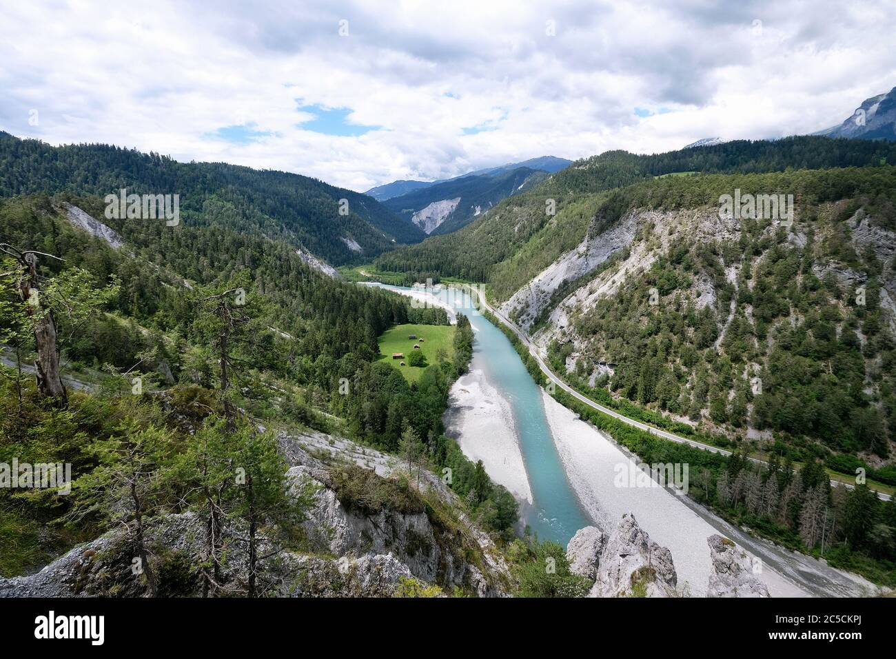 Blick in die Rheinschlucht von der alten Passstraße zwischen Valendas und Bonaduz in den Schweizer Alpen im Kanton Graubünden, Schweiz. Stockfoto