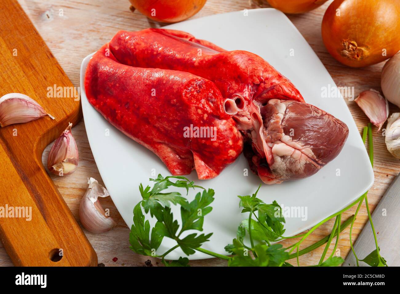 Bild von rohem Lamm Lunge und Herz serviert mit Gemüse während des Kochens Stockfoto