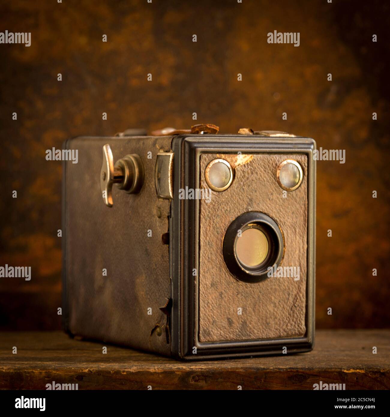 Alte Kamera auf braunem Hintergrund Stockfoto